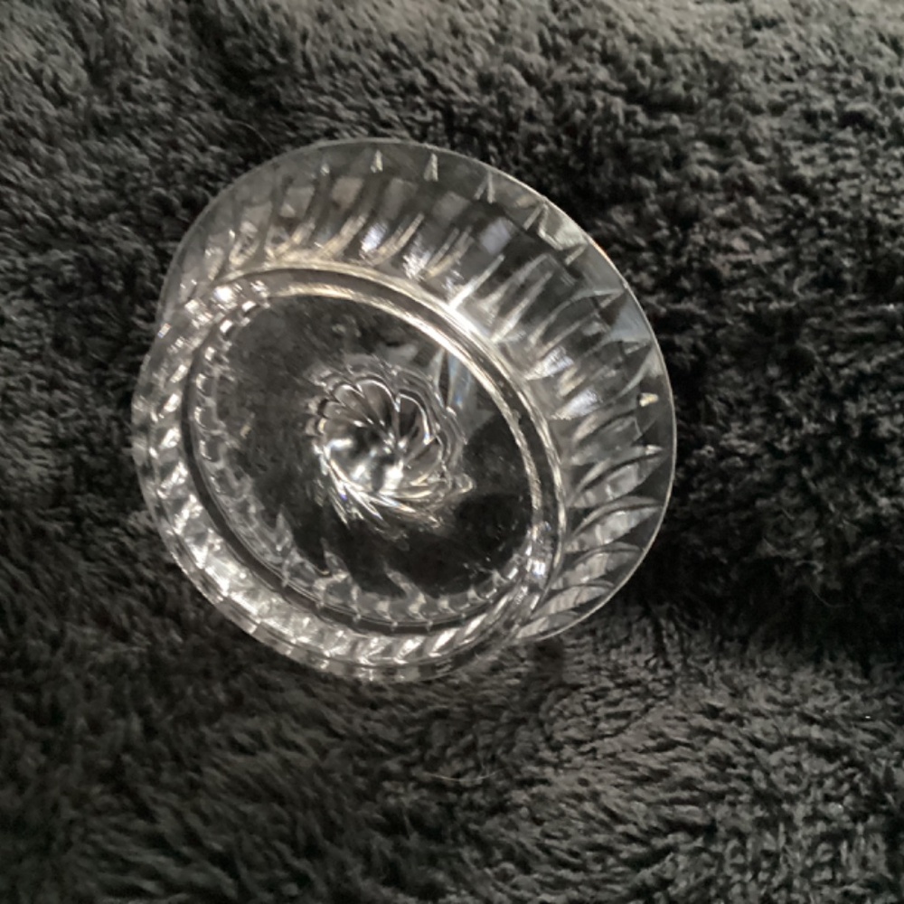 CLEAR CRYSTAL GLASS ROUND BEVELLED RING HOLDER - Picture 3 of 7